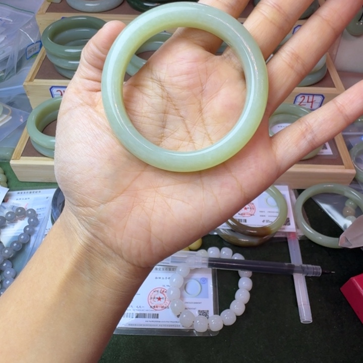 不***甜和田玉（糖玉）未镶嵌手镯