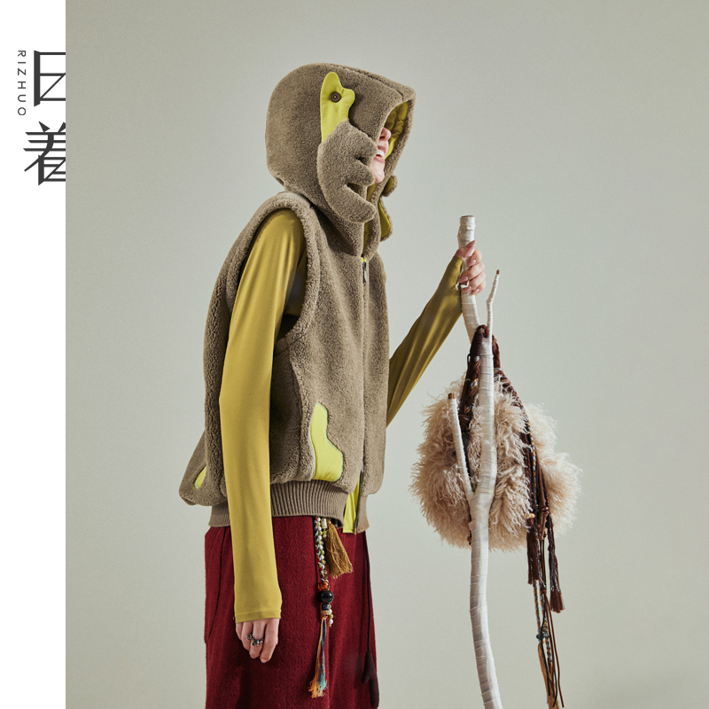 日着趣雪怪羊羔绒马夹女款2025秋季新款独特短款马甲外套RD8121J2