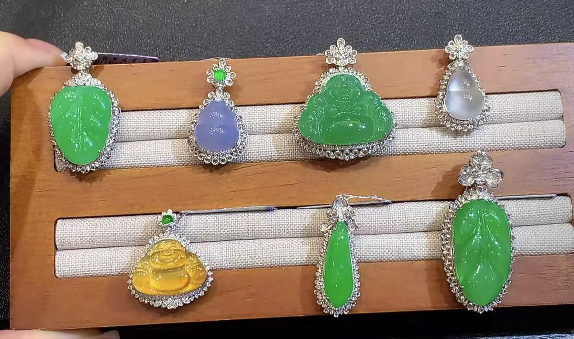  翡翠18K金镶嵌吊坠   团购 多样性发其一