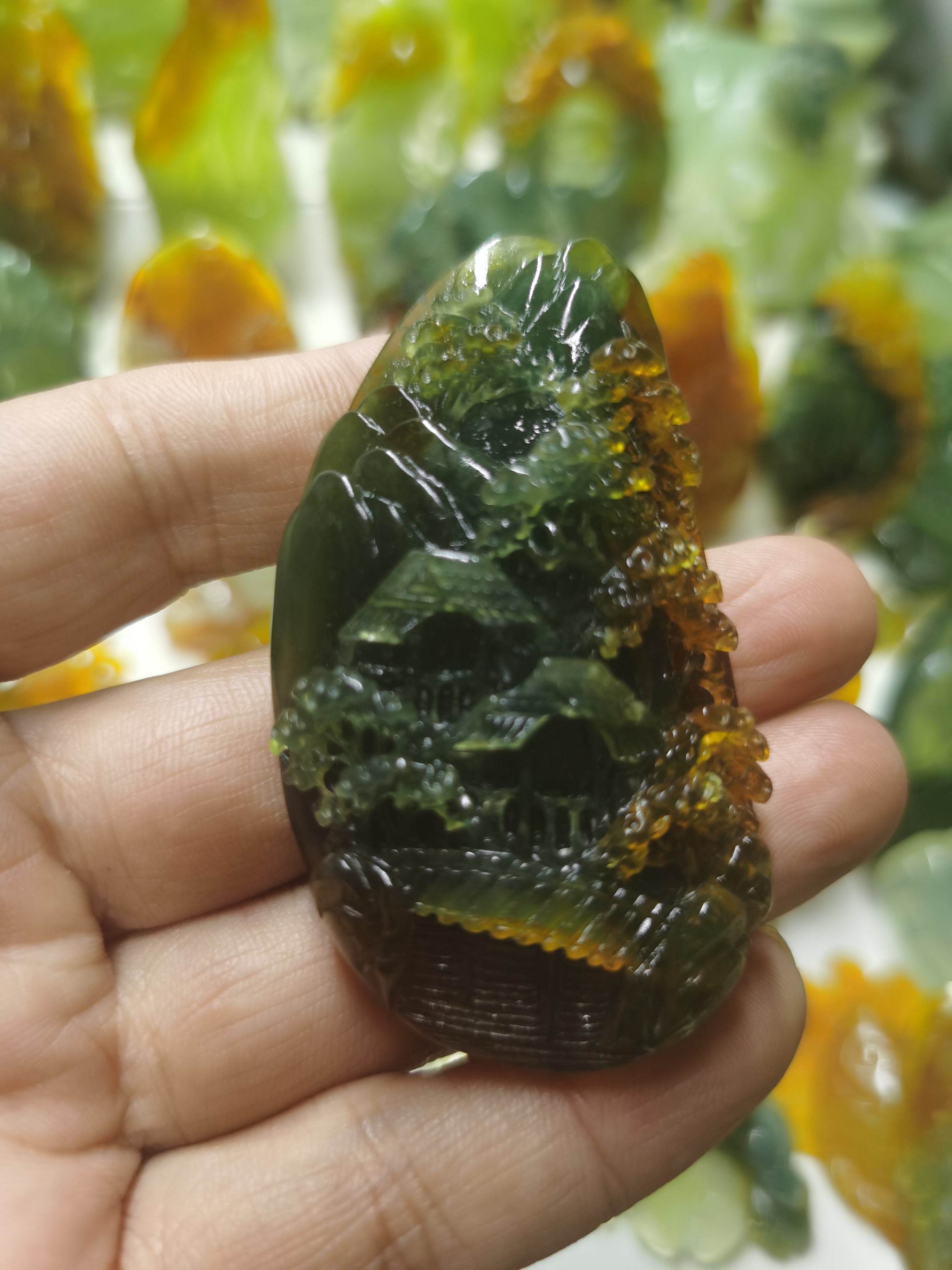 山水牌，挂机   采用天然花玉精心雕刻而成