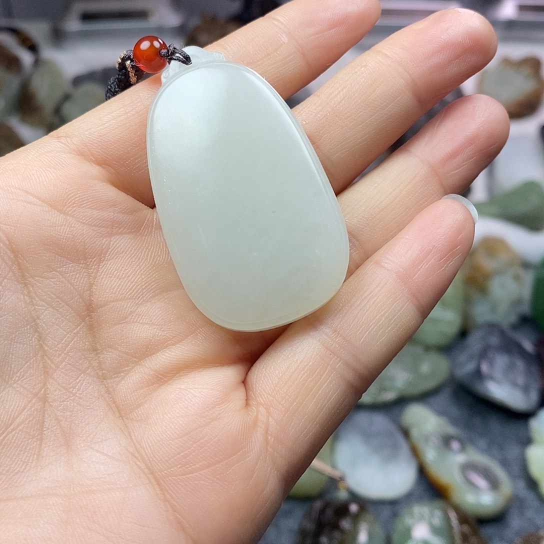 简***言和田玉未镶嵌颈饰