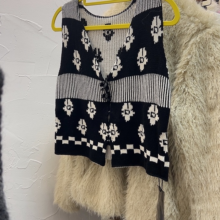 今天新款 花朵黑色针织背心