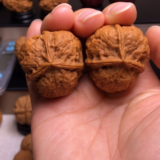 文玩核桃把件红宝石三楞24