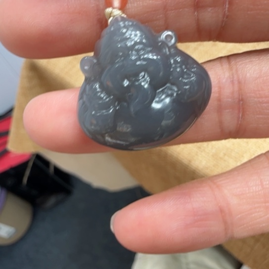和田玉颈饰未镶嵌烟紫财神特细料，尺寸2.4x2.5x1 .2