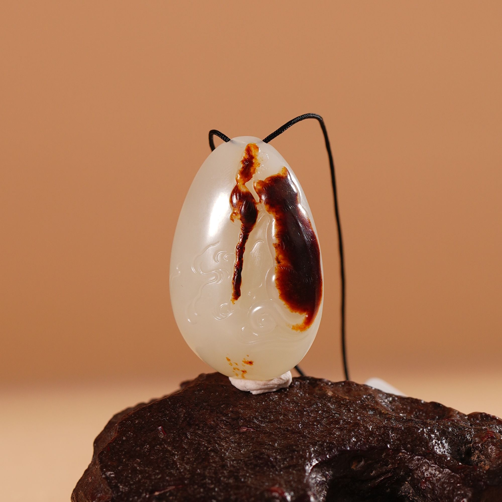 HE00316和田玉白玉俄籽巧雕吊坠