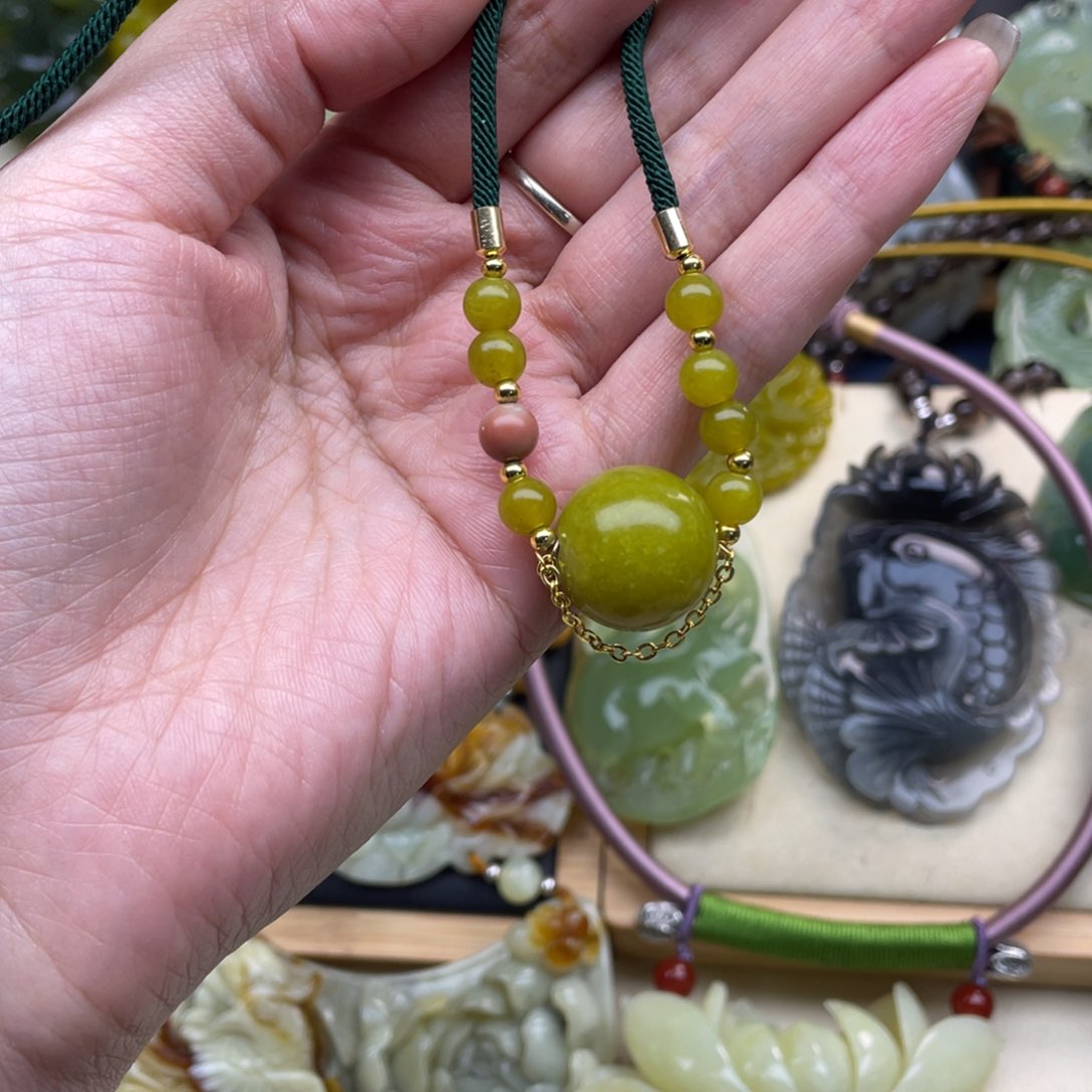 蛇纹石玉颈饰未镶嵌