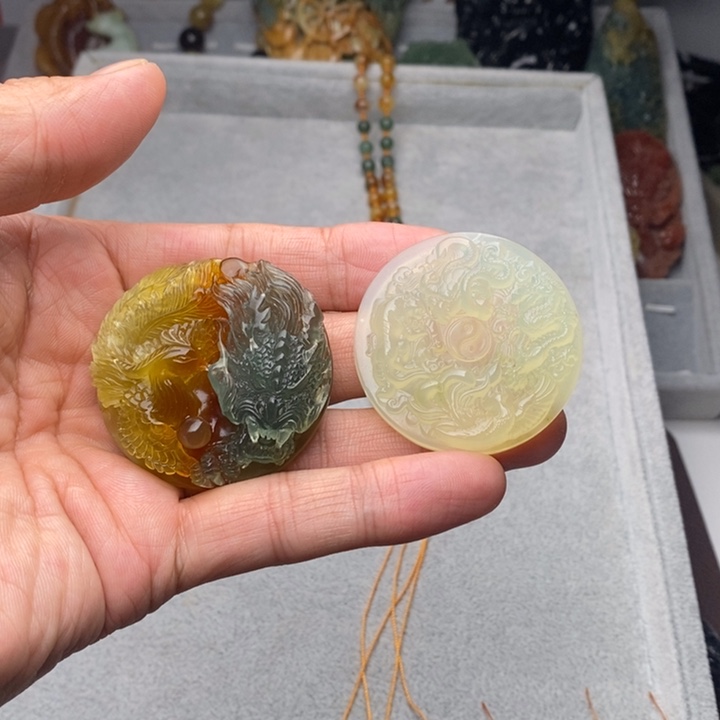 哏***姐蛇纹石玉未镶嵌颈饰