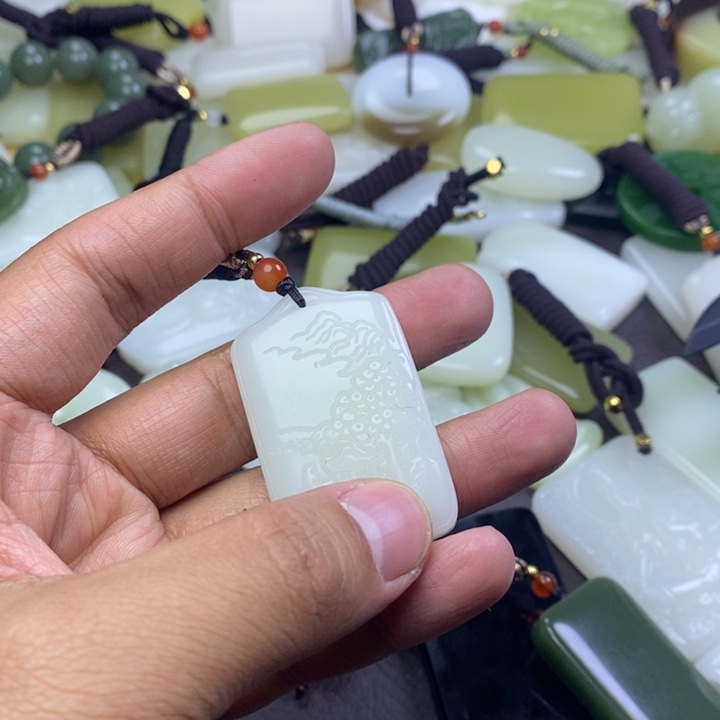 和田玉未镶嵌颈饰