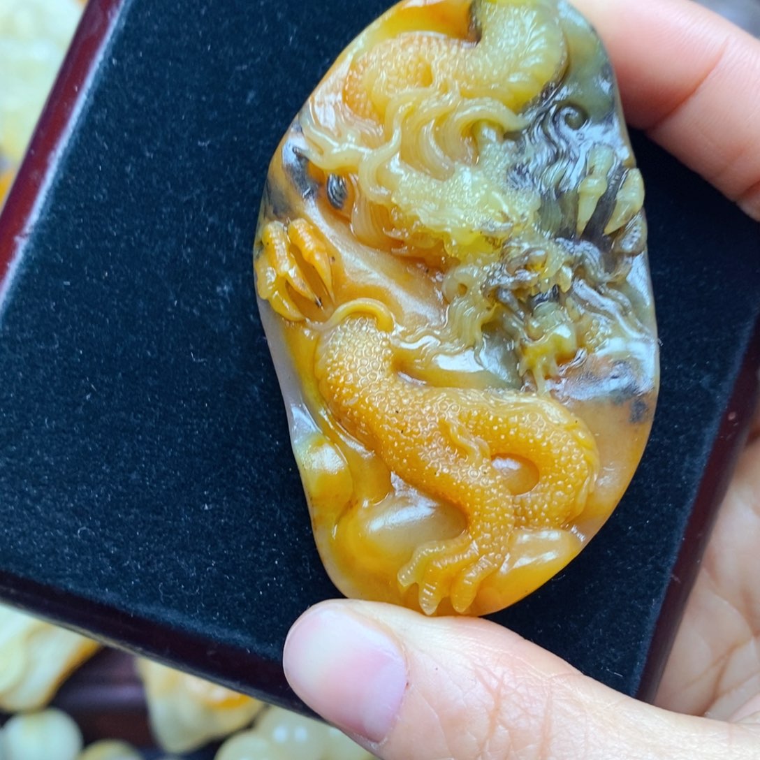 石英质玉（黄龙玉）未镶嵌颈饰