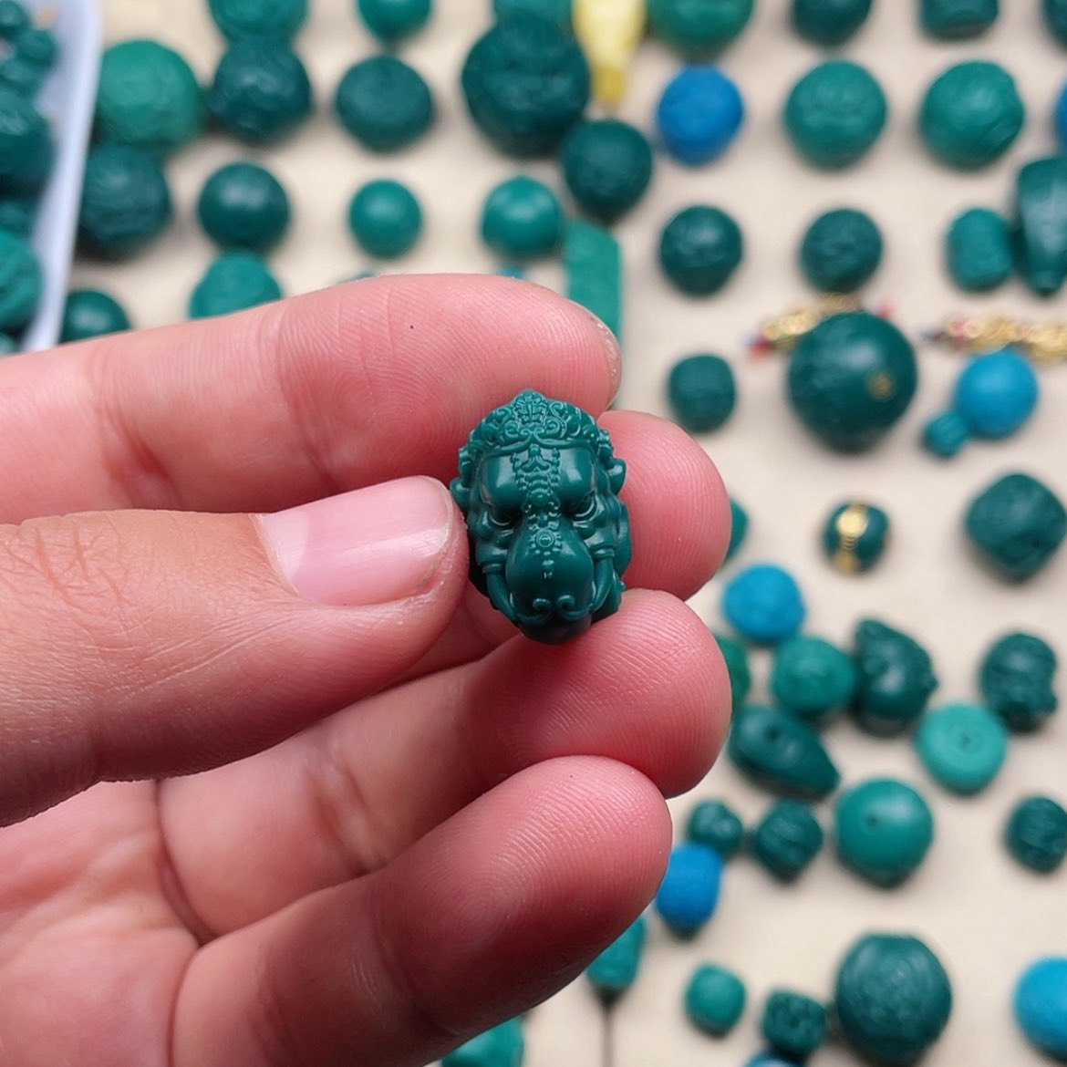 【闪购商品】玻璃颈饰象神背云14×16.5一个