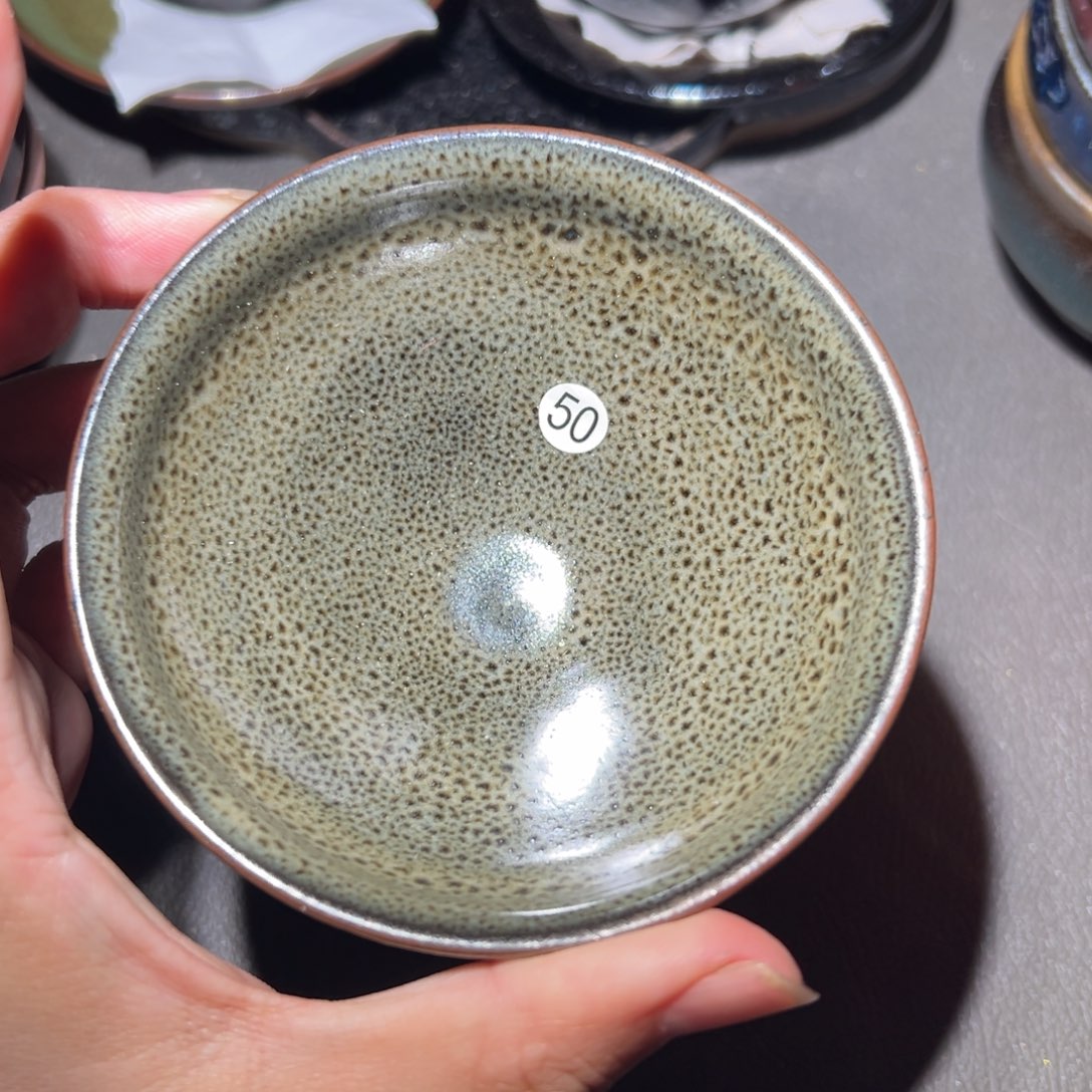 茶盏这个点就困着看电视啦