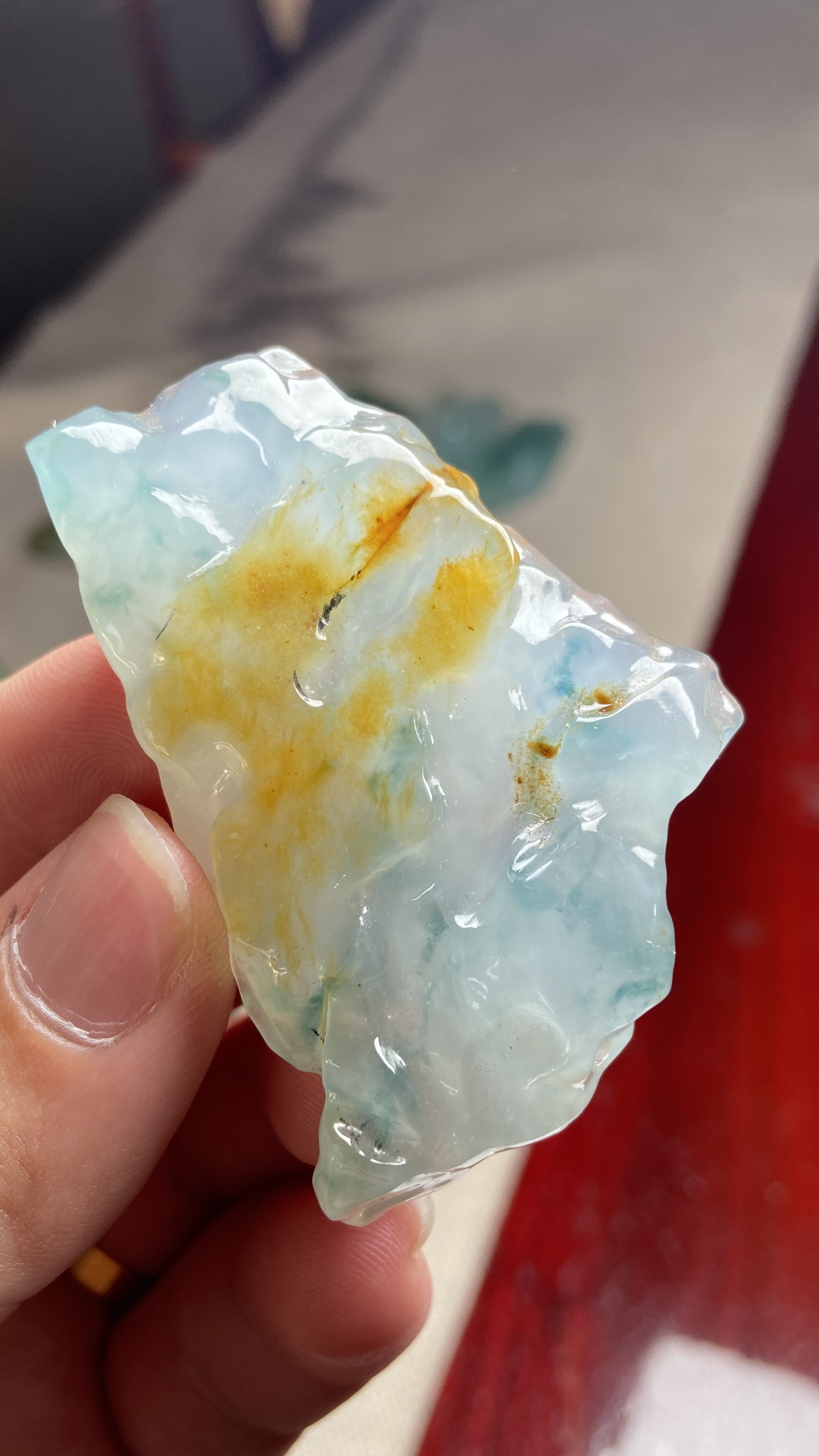 翡翠果冻胶块特色件，带黄，有飘花。尺寸56.3*37.4*10