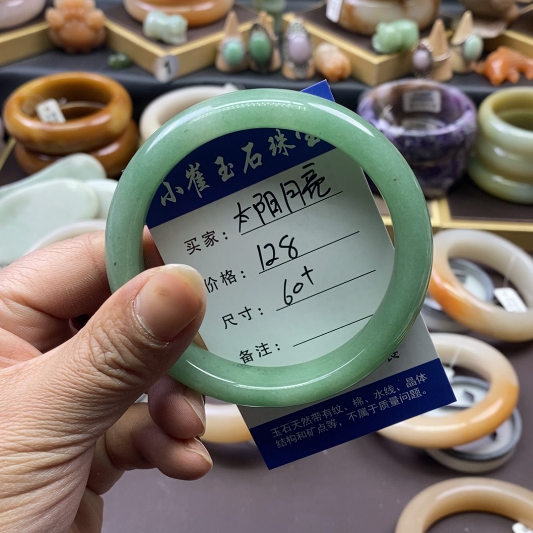 太***亮石英质玉未镶嵌手镯