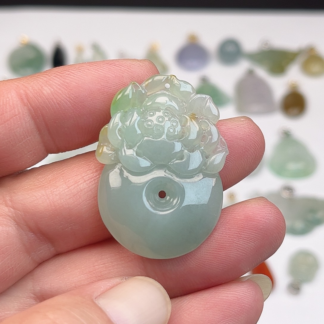 翡翠未镶嵌颈饰花开富贵 平平安安