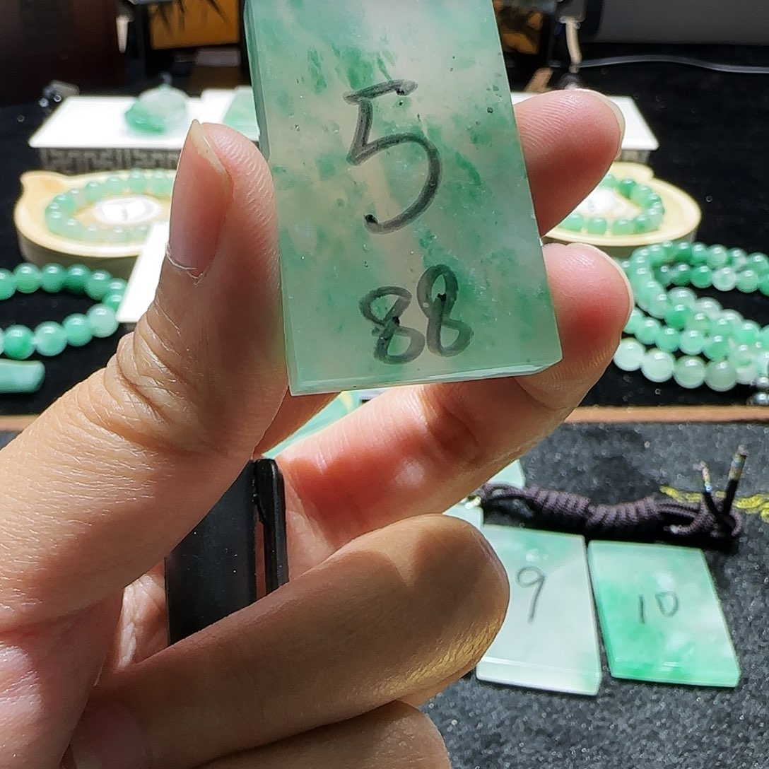 石英质玉颈饰未镶嵌
