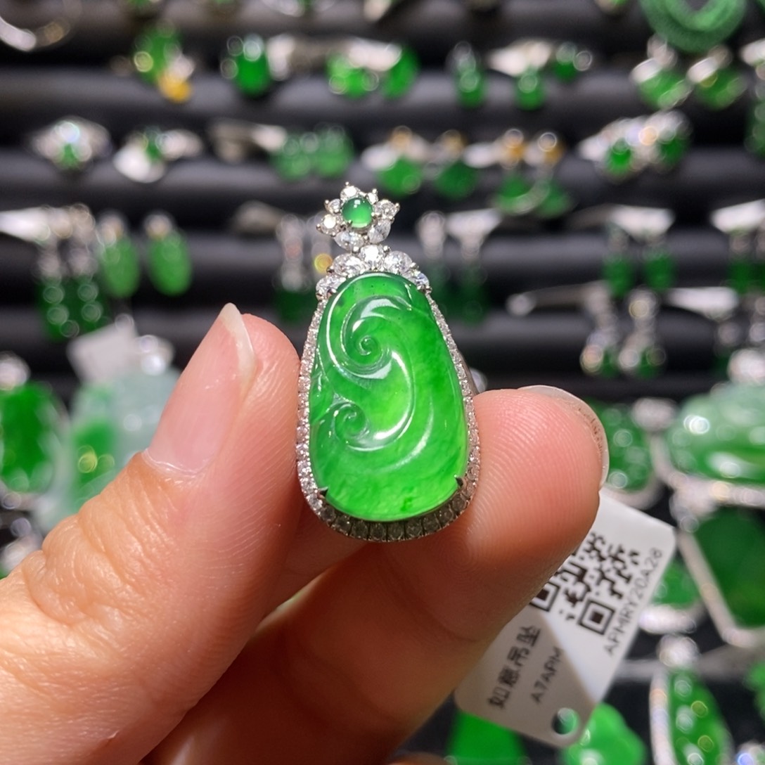 翡翠颈饰18K金镶嵌天然翡翠