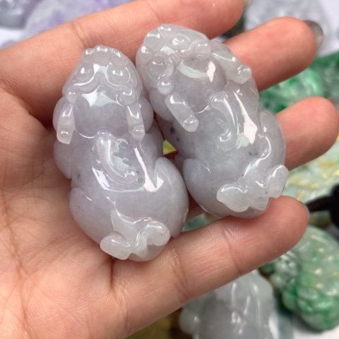 翡翠颈饰未镶嵌小*点翡翠