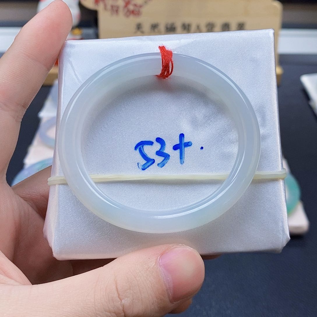 翡翠手镯未镶嵌翡翠手镯