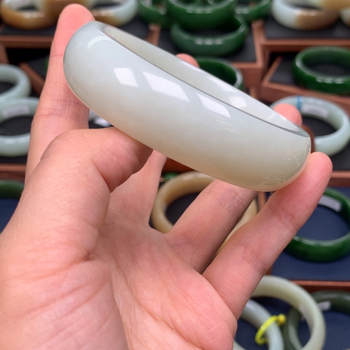 和田玉手镯62圈口未镶嵌