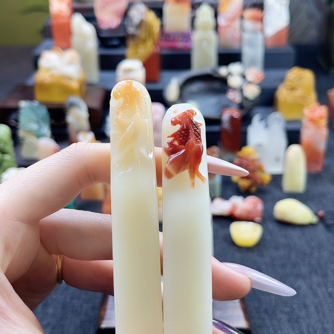 昌化石印石灰*黑2272。      