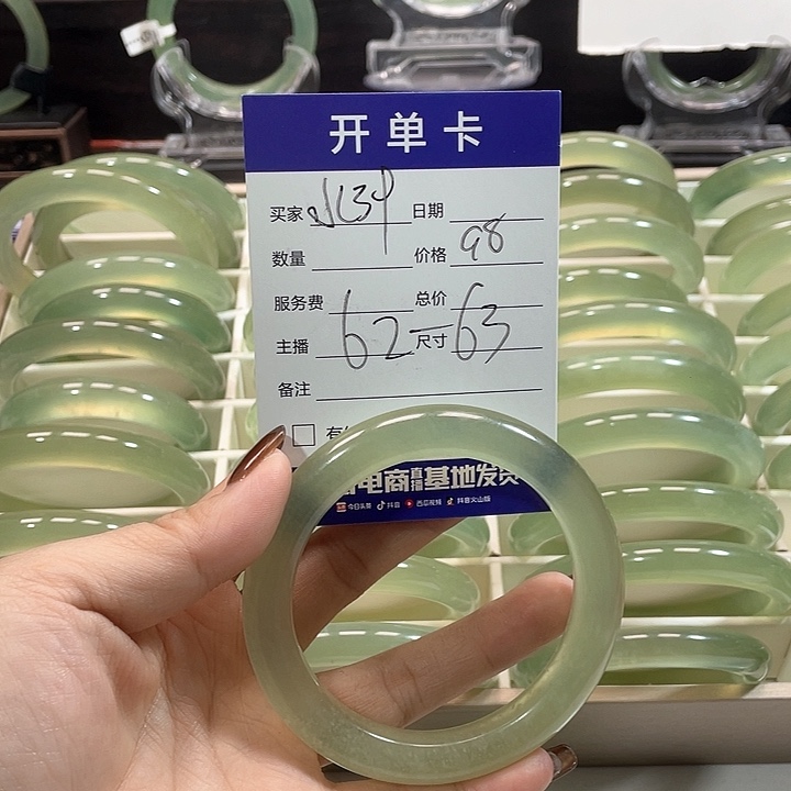 蛇纹石玉手镯未镶嵌温****猫