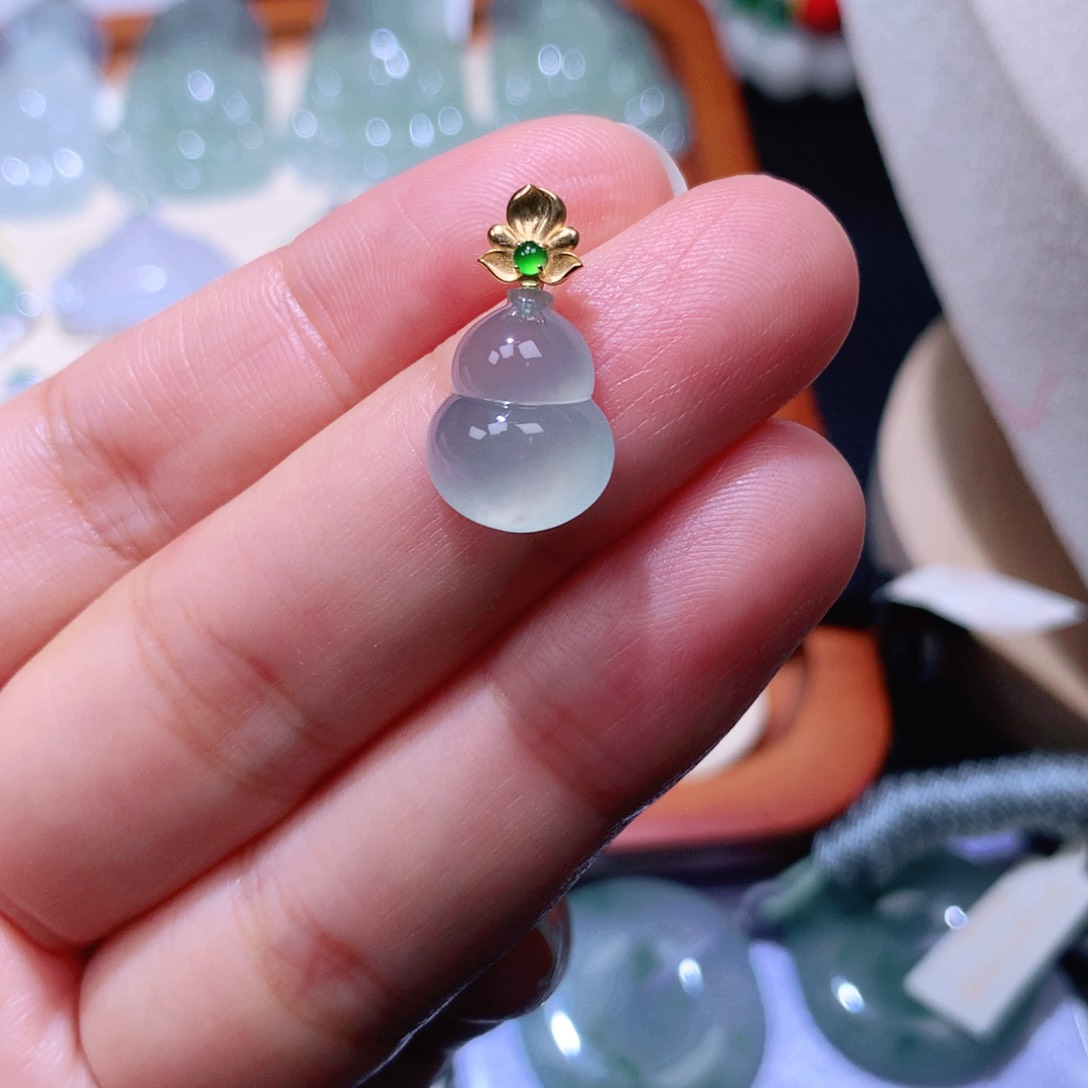 颈饰18K金镶嵌翡翠葫芦