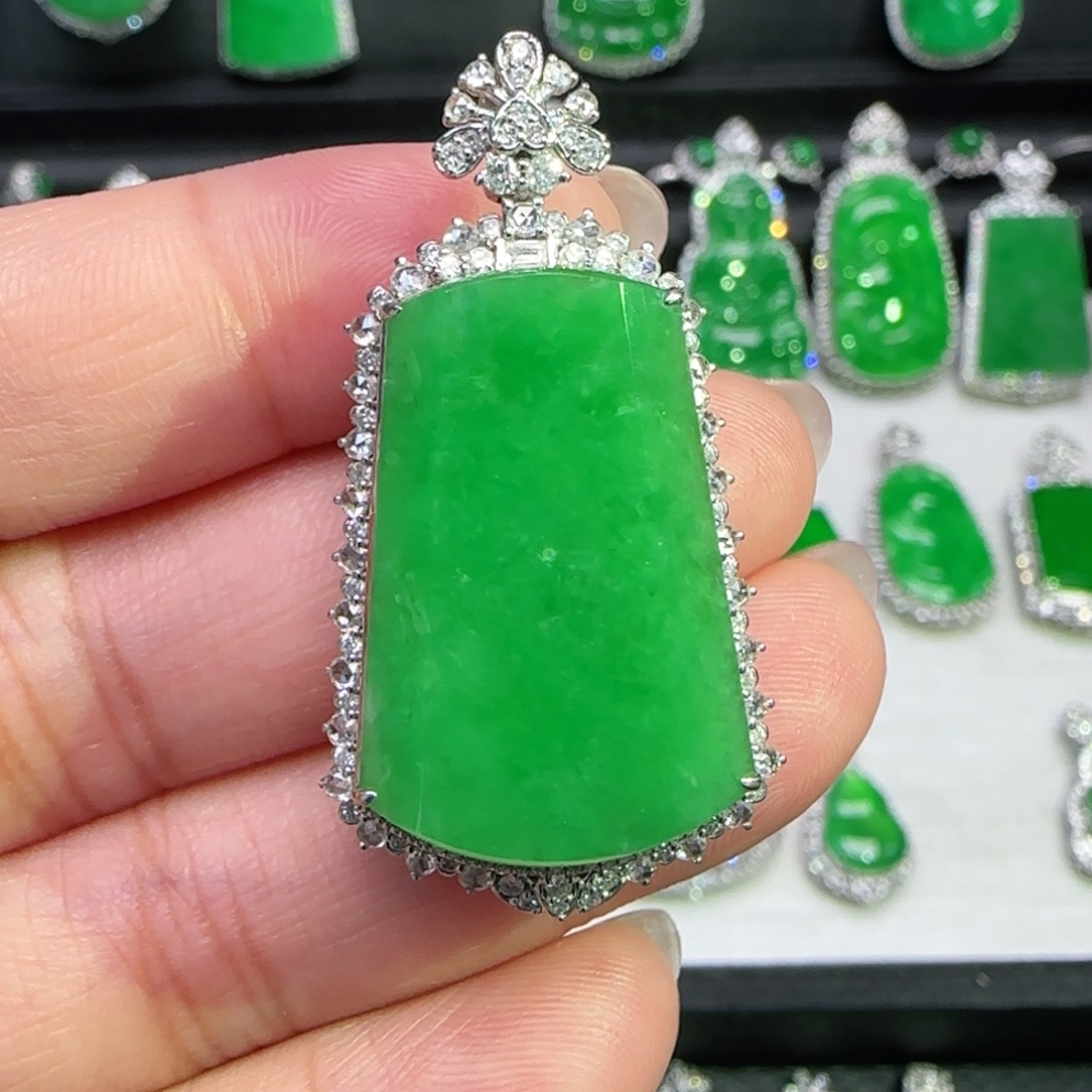 翡翠18K金镶嵌颈饰吊坠