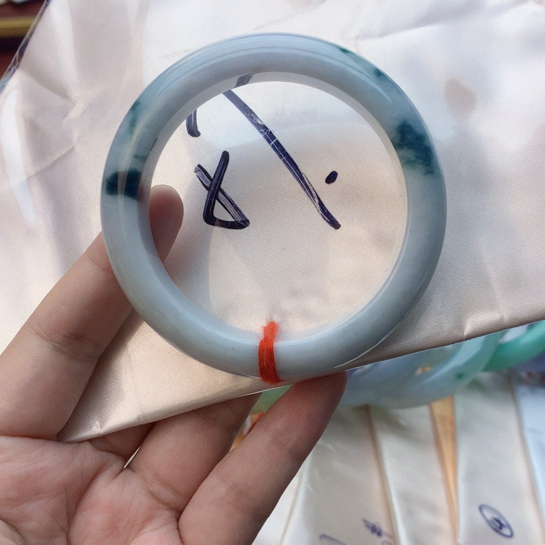 翡翠手镯未镶嵌翡翠手镯