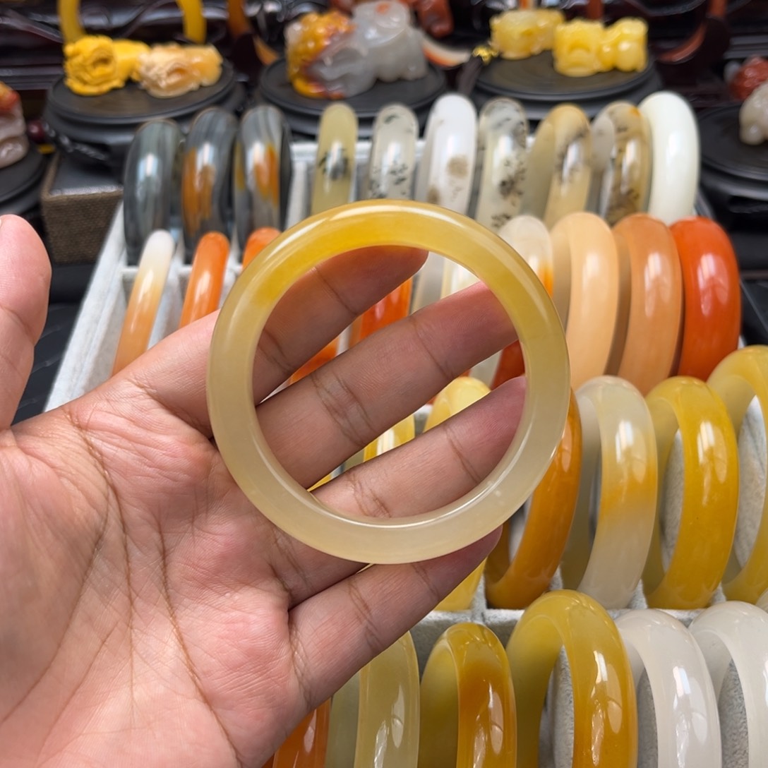 石英质玉（黄龙玉）手镯未镶嵌河**儿