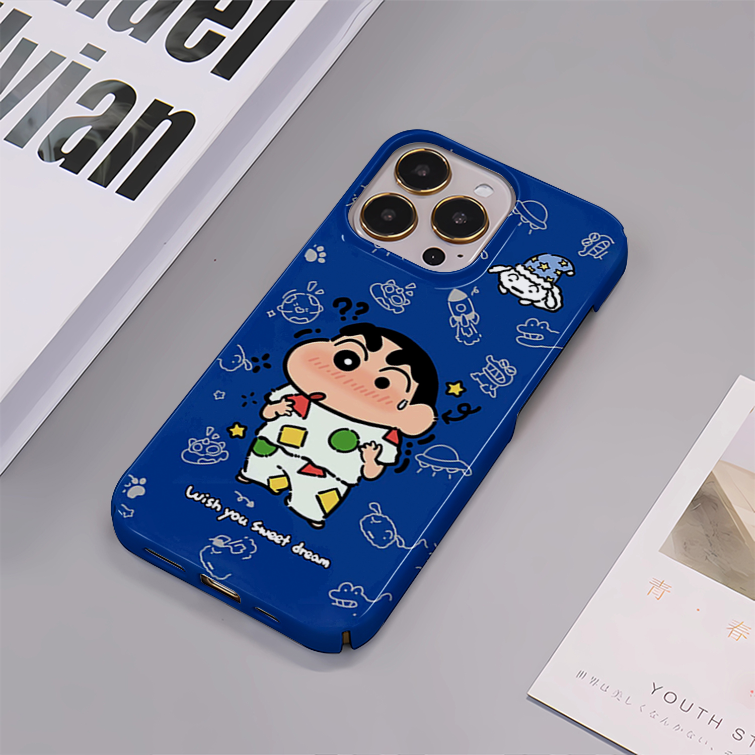 睡衣问号小新适用苹果16手机壳iPhone15promax新款14/12硬壳11