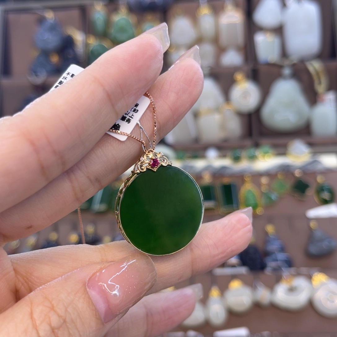 和田玉吊坠18K金镶嵌