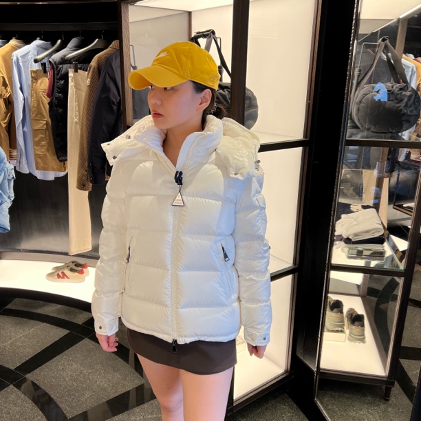 未使用 MONCLER 蒙口女士白色经典冬季短款羽绒服 热门maire
