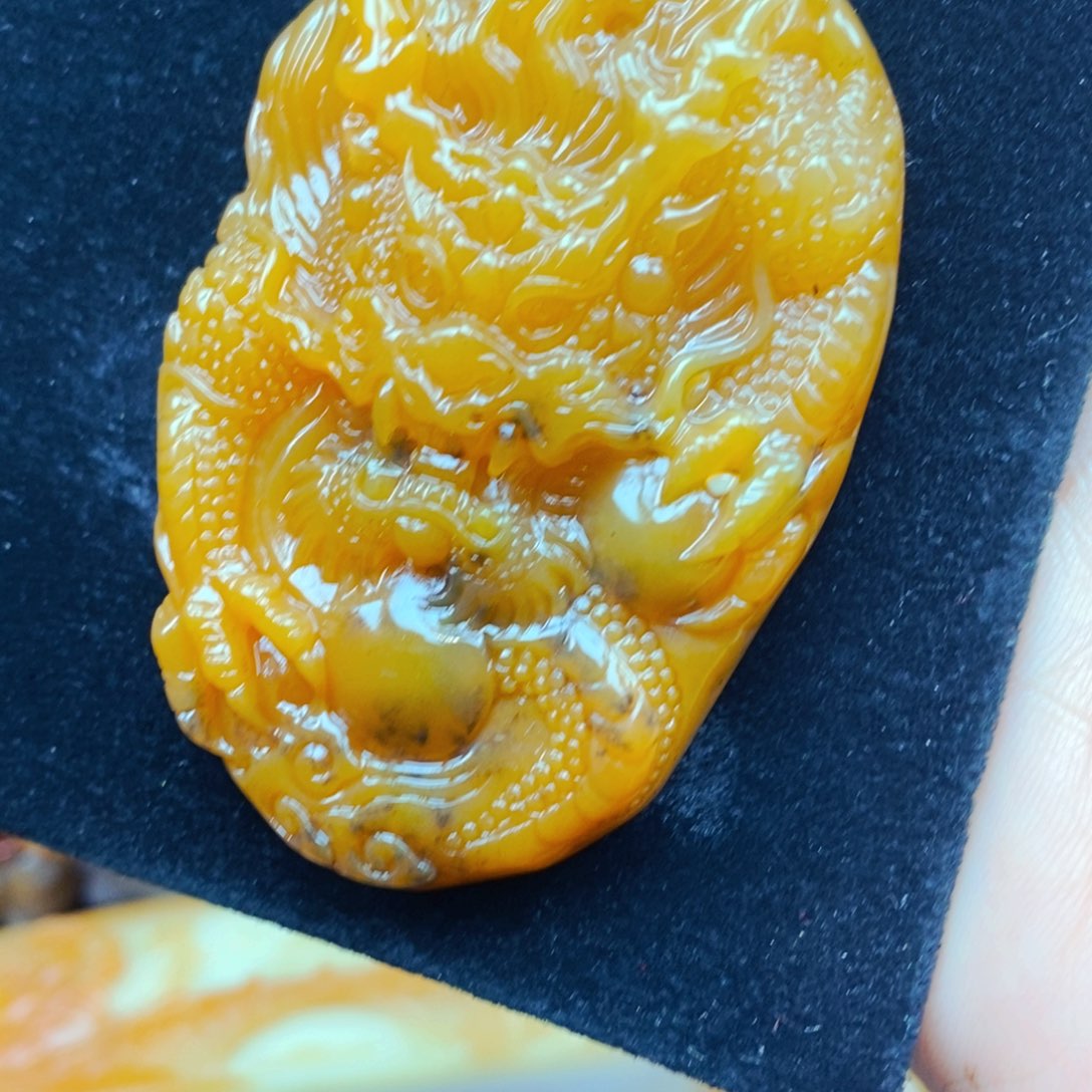 未镶嵌石英质玉（黄龙玉）颈饰