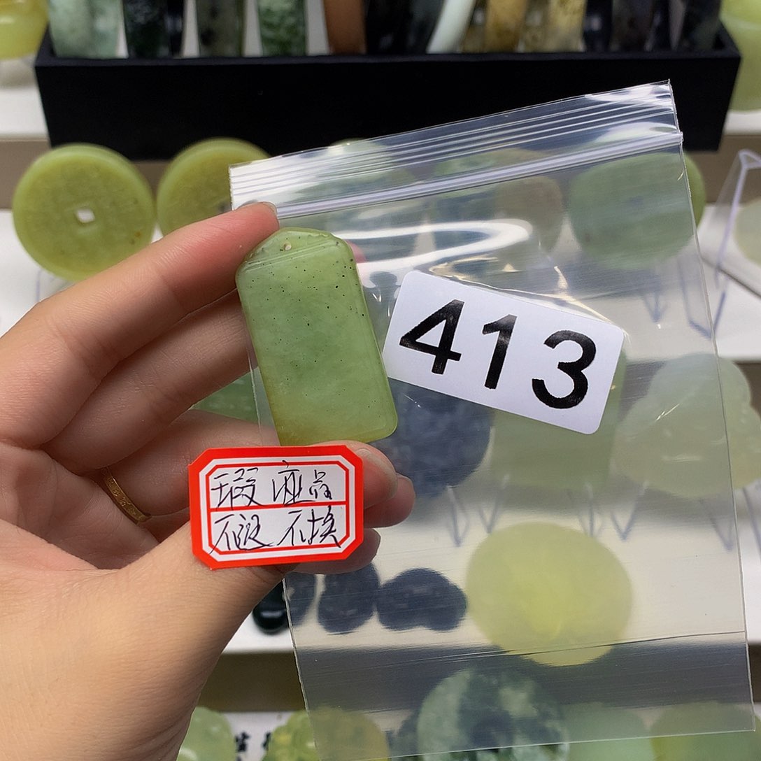 蛇纹石玉颈饰未镶嵌