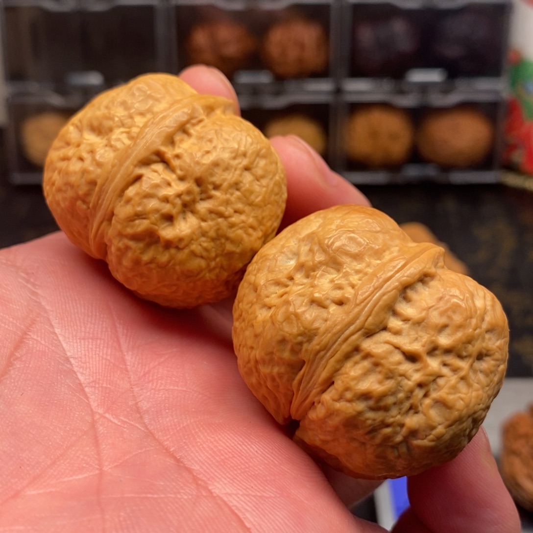 文玩核桃吊坠龙珠元宝