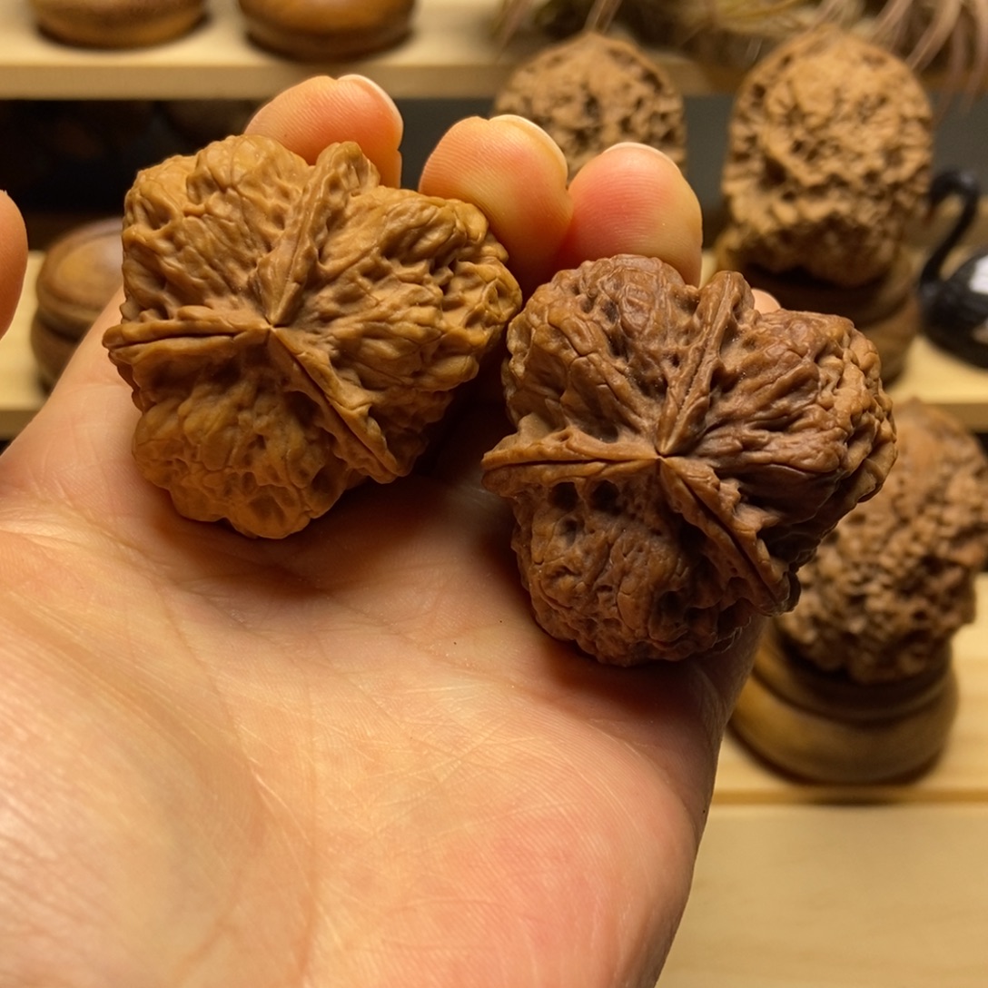 大***成把件文玩核桃三棱