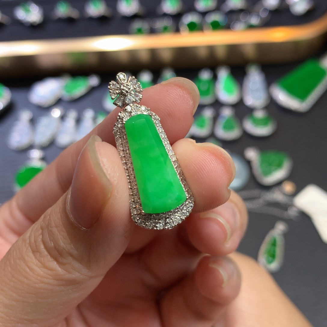 翡翠吊坠(不含链)18K金镶嵌