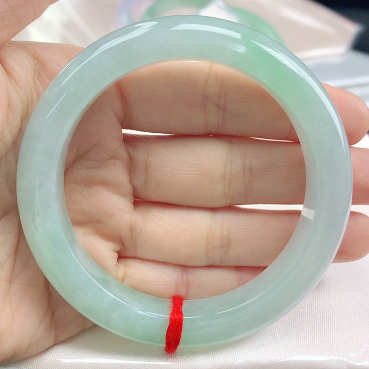 翡翠手镯未镶嵌浅绿56