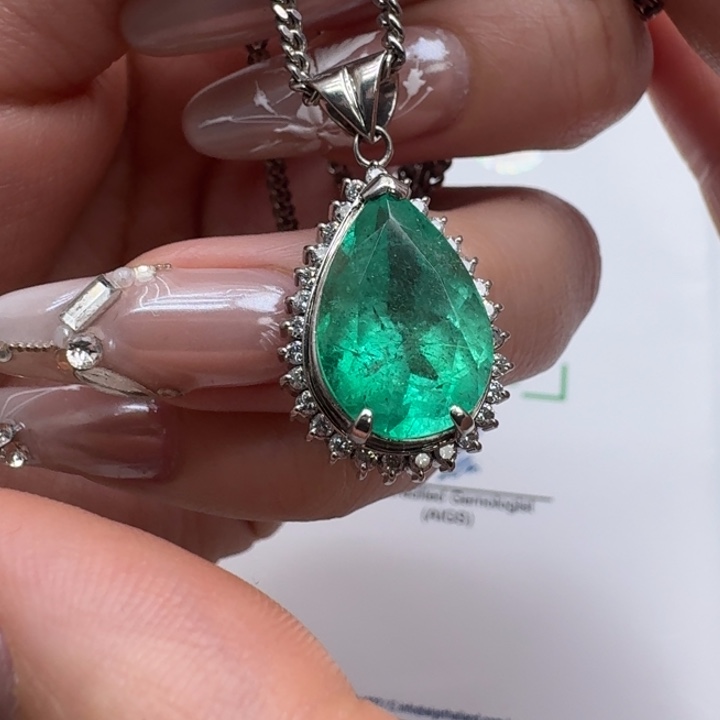 未镶嵌颈饰祖母绿