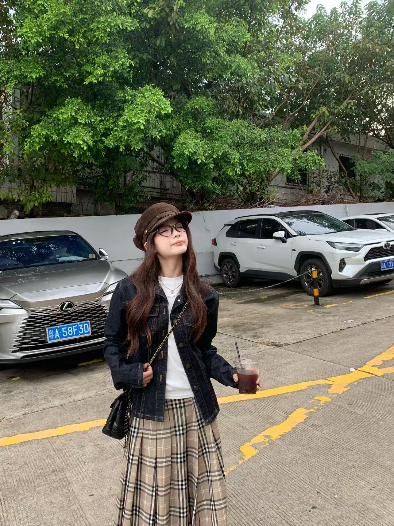 复古美式收腰水洗牛仔外套修身T恤加经典百褶格子裙时尚套装