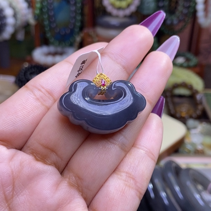 和田玉未镶嵌颈饰浓烟紫金镶如意锁