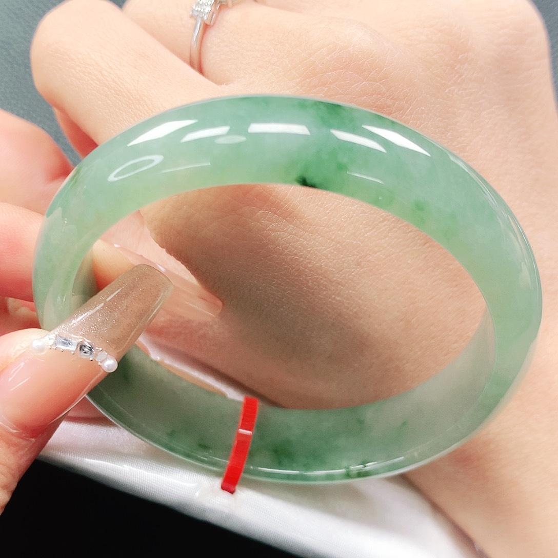 翡翠手镯未镶嵌56圈