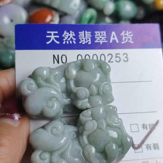 翡翠未镶嵌颈饰貔貅一对