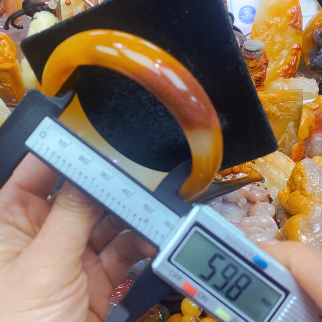 未镶嵌石英质玉（黄龙玉）颈饰