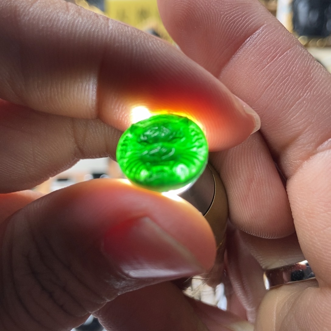 翡翠未镶嵌颈饰虎头