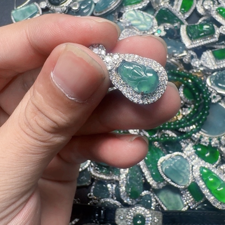 翡翠未镶嵌颈饰天然A货翡翠放漏