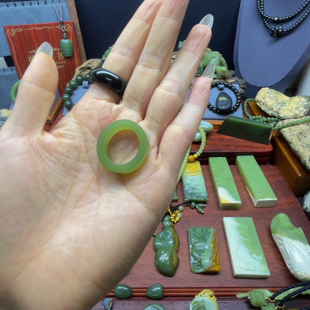 颈饰未镶嵌岫岩老玉（透闪石质玉）时****越