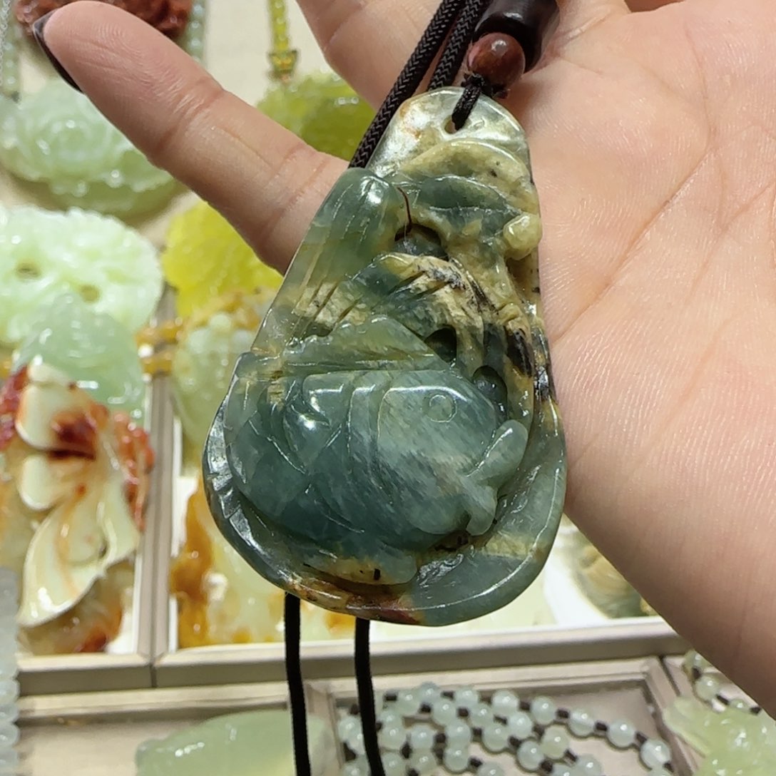 未镶嵌蛇纹石玉吊坠