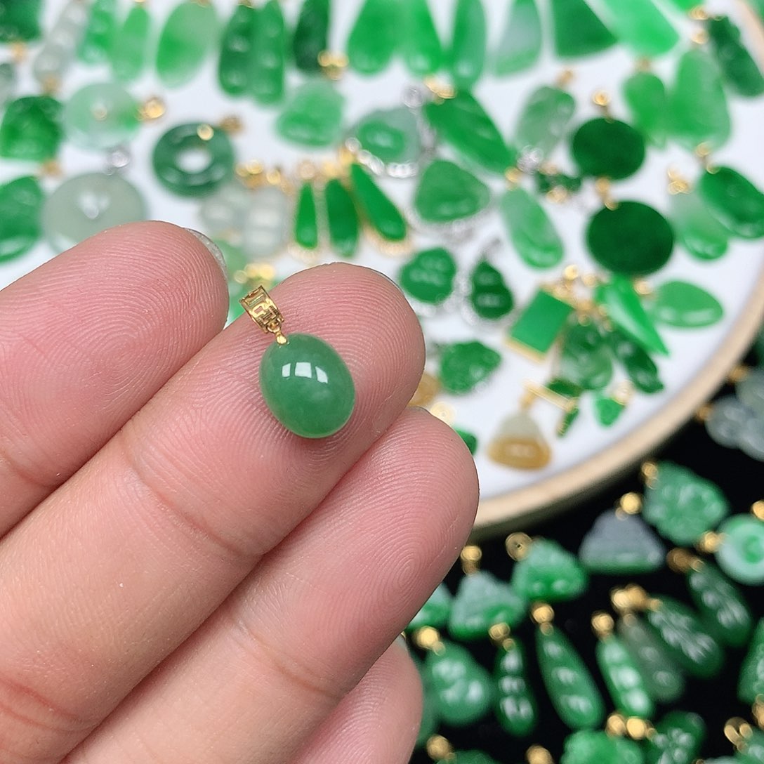 翡翠配石18K金扣头 小巧精美满绿小蛋面