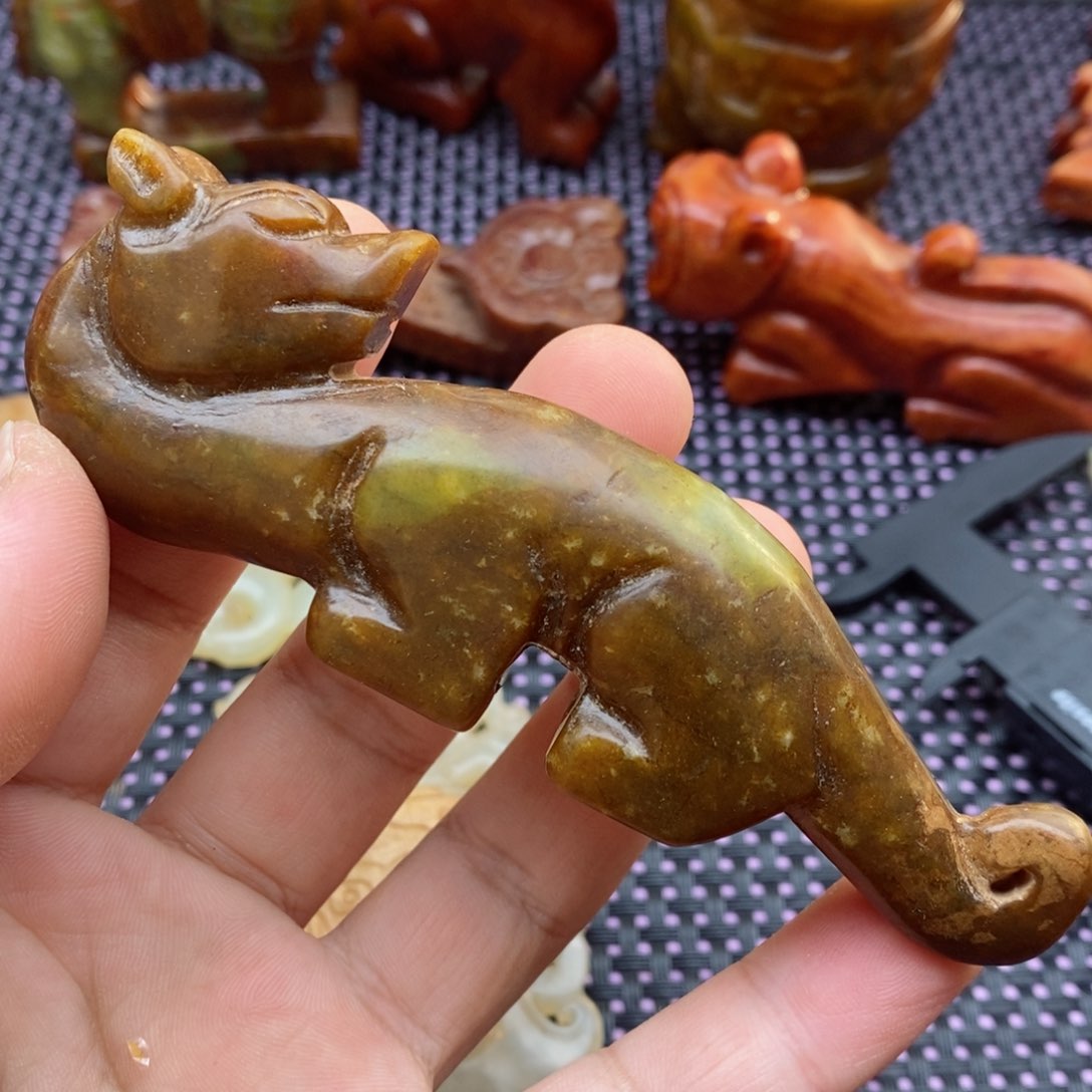 蛇纹石玉颈饰未镶嵌